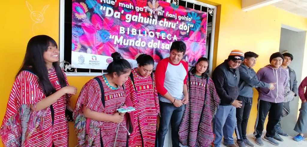 Dona Atizapán 3 mil 500 libros a comunidad indígena de Oaxaca