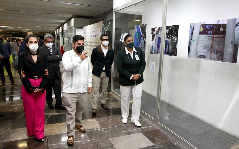 Inauguran en Metro La Raza galería fotográfica “Homenaje a los Héroes de Blanco”