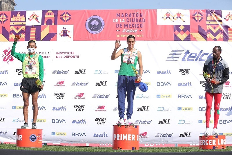 Felicita AMLO a ganadores de la Maratón de la Ciudad de México 2021, entre ellos dos miembros de Sedena