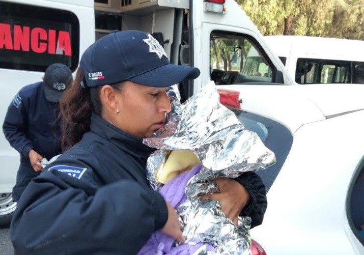 Elementos de Protección Civil, Policía Municipal y Bomberos de Cuautitlán Izcalli apoyan a mujer en labor de parto