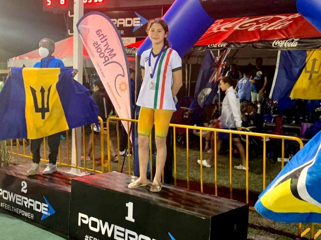 Triunfa atleta de 12 años, originaria Tláhuac, en campeonato de natación celebrado en Bárbados