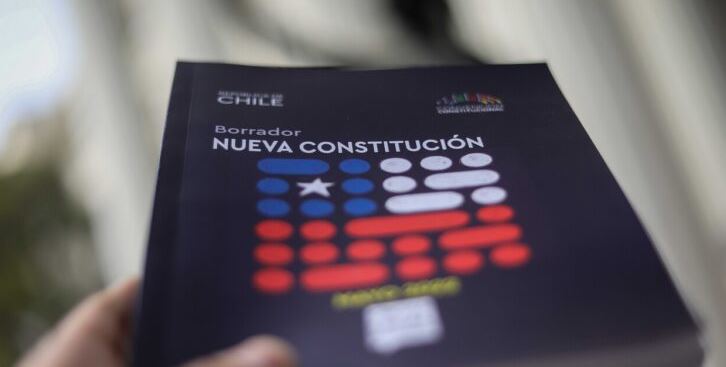 Amenazan fake news la nueva constitución chilena
