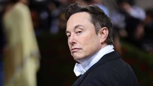 Cierra Elon Musk compra de Twitter; realiza primeros despidos