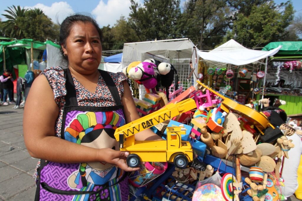 En Xochimilco se ofrecen los tradicionales baleros, yoyos, trompos e instrumentos musicales