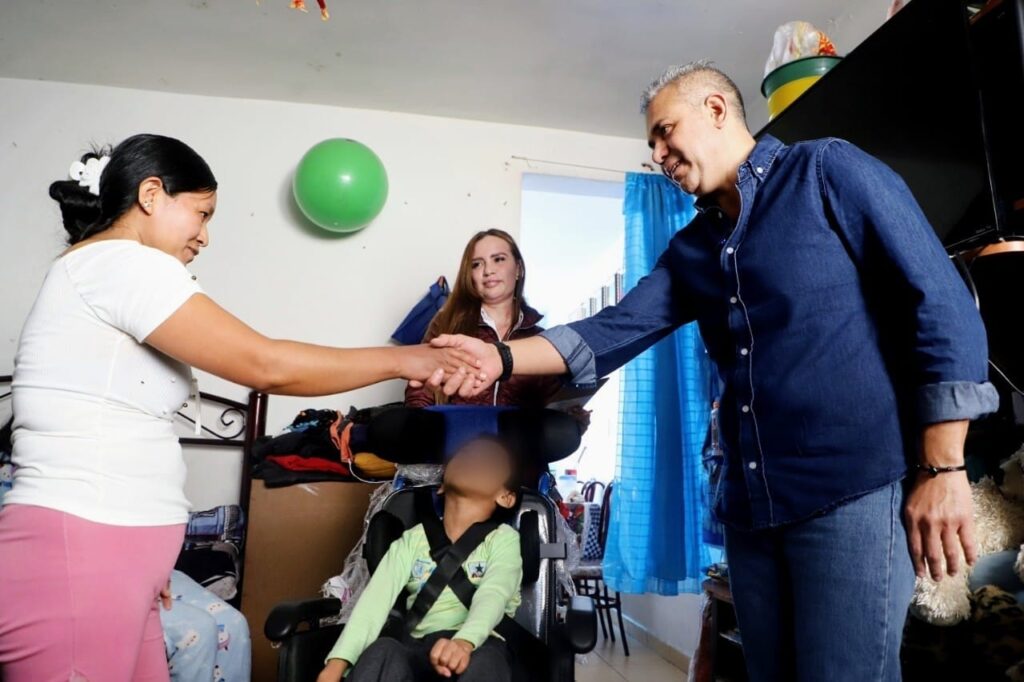 Ecatepec entrega sillas de ruedas especiales a niños con parálisis cerebral
